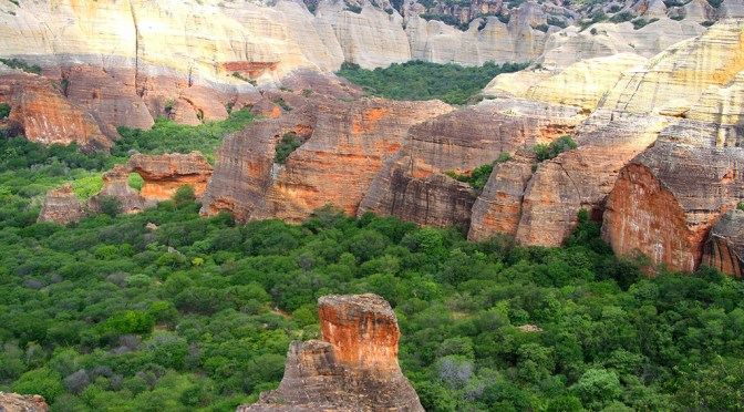 Parque Nacional da Serra da Capivara: cenários espetaculares e grandiosos/NATIONALPARK Capivara – spektakuläre und grandiose Landschaften/National Park Capivara – Spetacular Sceneries and Landscapes