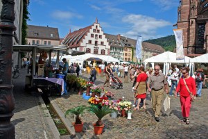 Reges Treiben an Markttagen auf dem Münsterplatz Reges Treiben an Markttagen auf dem Münsterplatz Movimento de pessoas em dias de mercado na Münsterplatz. 