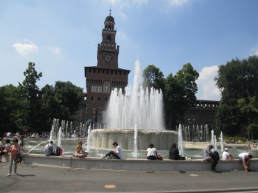 Fonte e o Castello Sforzesco ao fundo