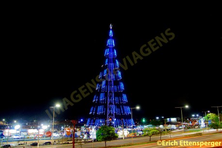 Árvore de Natal localizada no bairro de Mirassol/ Christmas tree located in the neighborhood of Mirassol