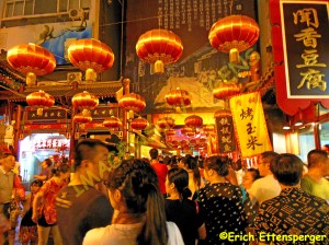 Muita gente visitando o mercado