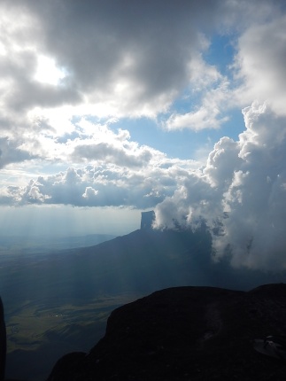 Nuvens e o Monte Roraima, ao fundo.