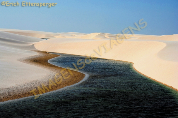 Lagoa entre as dunas