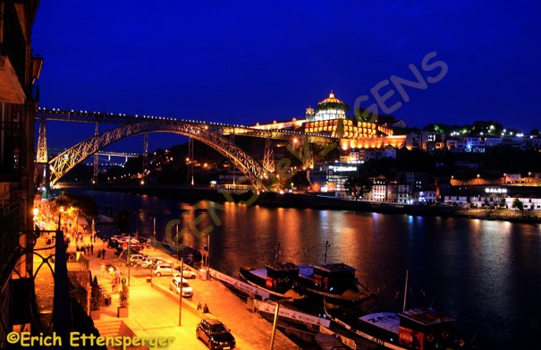 Vista noturna da Ponte Luis I e do Mosteiro da Serra do Pilar, no alto, do lado direito/Blick auf die Brücke Luis I und das Kloster Serra Pilar/Night view onto Bridge Luis I and Monastery of Serra do Pilar 