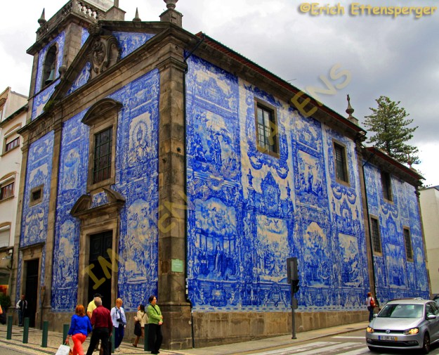 Fachada da Igreja de Santa Catarina com seus belos azulejos azuis/Fassade der Kirche St. Catherine mit seinen schönen blauen Fliesen/Facade of the Church St. Catherine with its beautiful blue tiles