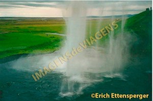 Atrás de uma cachoeira/hinter einem Wasserfall/behind a waterfall