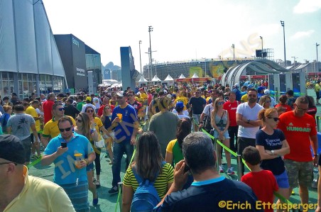 Fila para entrar na Mega Store / Warteschlange vor dem Maga Store / queue to get into the Mega Store