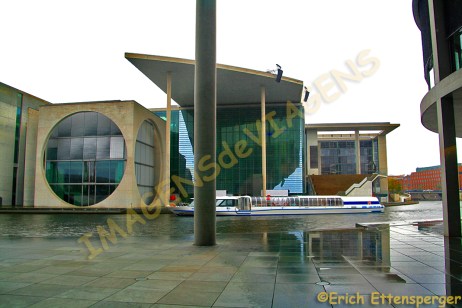 Distrito governamental/Im Regierungsviertel/In the government district 