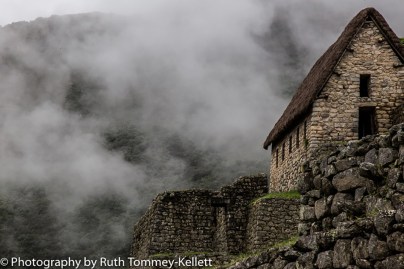 Casa e nuvens nas encostas das montanhas / Haus und Wolken an den Berghängen / House and clouds on the mountain slopes
