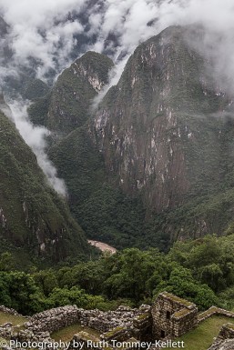 Olhe bem para o rio Urubamba / Blick tief hinunter auf den Fluß Urubamba / Look deep down at the river Urubamba