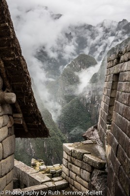 Casas, artisticamente construídos sem argamassa, altas acima do vale /Häuser, kunstvoll ohne Mörtel gebaut, hoch über dem Tal/Houses, artfully constructed without any mortar, high above the valley