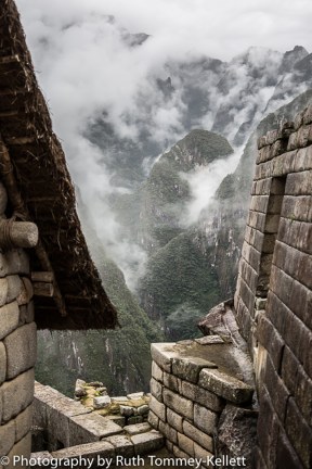 Casas, artisticamente construídos sem argamassa, altas acima do vale /Häuser, kunstvoll ohne Mörtel gebaut, hoch über dem Tal/Houses, artfully constructed without any mortar, high above the valley