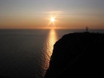 Source: https://pt.wikipedia.org/wiki/Cabo_Norte#/media/File:Midnight_sun.jpg ... e, finalmente, o sol da meia-noite no cabo norte / …und schließlich die Mitternachtssonne am Nordkap /... and finally the midnight sun at the North Cape 