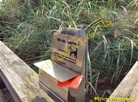 Saco plástico disponível para recolher as fezes dos cachorros / Plastikbeutel stehen zur Verfügung, um Hundekot zu entsorgen / Plastic bags are available to collect the feces of dogs