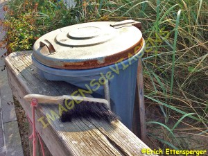 Escova disponível para tirar areia dos objetos