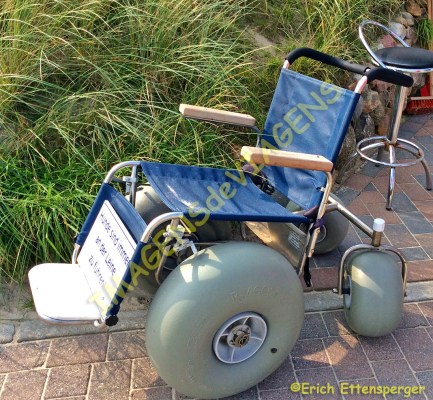 Cadeira de rodas especial para praia disponível na entrada / spezieller Strand-Rollstuhl am Zugang zum Strand verfügbar / special beach wheelchair available at the entrance