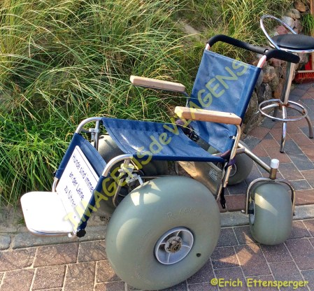 Cadeira de rodas especial para praia disponível na entrada / spezieller Strand-Rollstuhl am Zugang zum Strand verfügbar / special beach wheelchair available at the entrance