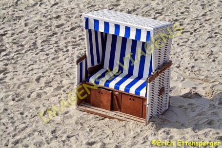 Observe que há proteção para ventos e também gavetas para guardar objetos / Beachtenwert der Windschutz und Schubladen für private Dinge / Note the wind protection and also the drawers for storing private objects
