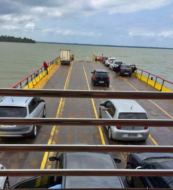Parece que o rio engoliu o barco / Der Fluß scheint die Fähre zu schlucken / It seems that the river swallow the ferry boat