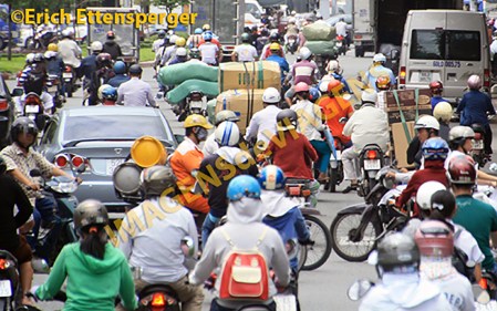 Dirigir no Vietnã é definitivamente perigoso para um turista/Autofahren in Vietnam ist definitiv gefährlich für Touristen/Driving in Vietnam is definitely dangerous for a tourist