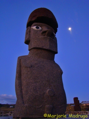 O moai e a lua / Die Moai und der Mond / The moai and the moon