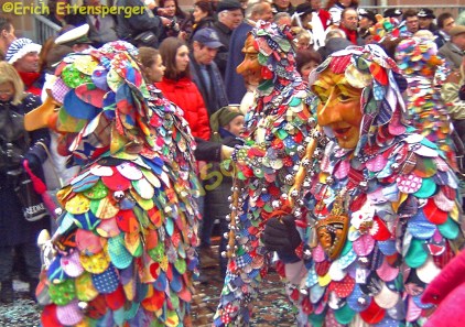 Um espetáculo de máscaras, fantasias, música e muita tradição / Ein Spektakel von Masken, Kostümen, Musik und viel Tradition / A spectacle of masks, costumes, music and a lot of tradition