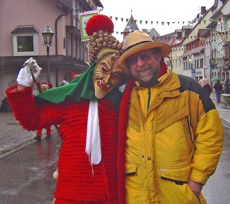 Com a máscara conhecida como „Schuttig“ em Elzach / Mit der bekannten Narrengestalt des „Schuttig“ in Elzach / With the well-known fool's shape of the Schuttig in Elzach